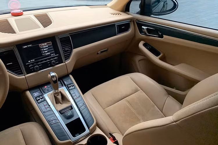 Về trang bị nội thất, chiếc Macan có hệ thống Porsche Car Connect (PCC), biến chiếc điện thoại thông minh của bạn thành remote điều khiển các tính năng của xe. Hệ thống giải trí của xe với màn hình cảm ứng trung tâm 7 inch, đầu CD/DVD 6 đĩa, cổng kết nối USB và AUX. Điện thoại có thể kết nối qua Bluetooth torng chế độ thoại rảnh tay, dàn âm thanh của Macan có 11 loa với tổng công suất 235W.