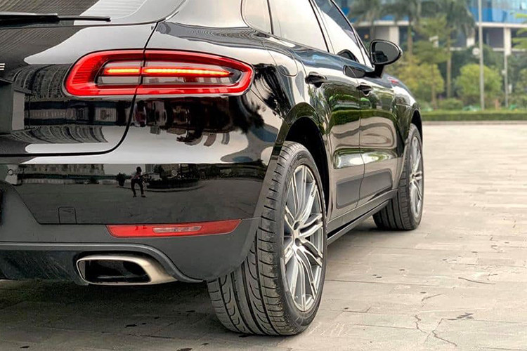 Các tùy chọn của Porsche bao gồm Hệ thống đèn năng động của Porsche có chức năng điều chỉnh độ sáng của đèn pha phù hợp với mật độ giao thông phía trước và các xe đang đi theo chiều ngược lại.