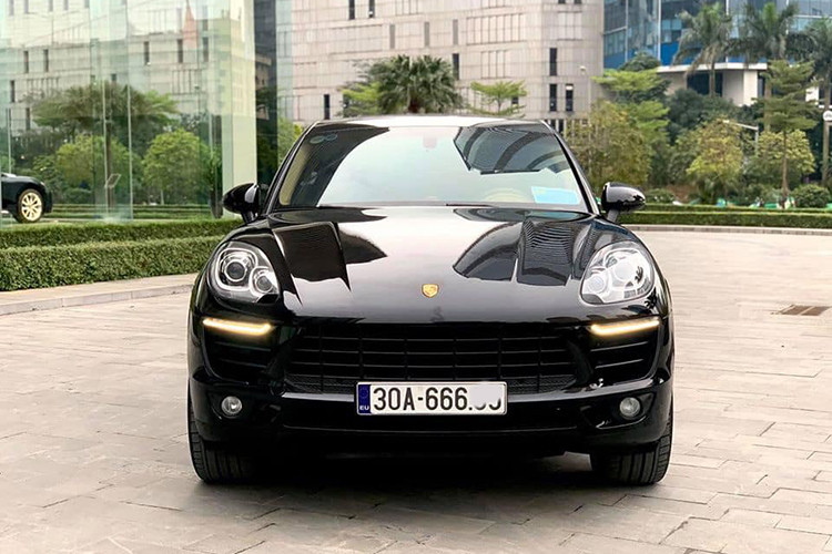 Về ngoại hình, mẫu xe sang Porsche Macan 2014 có thiết kế thể thao mạnh mẽ, sang trọng với những đường nét hiện đại tập trung vào tính lái năng động và bề rộng. Xe có thông số như 4.699mm dài, 1.923mm rộng và 1.624mm cao, ngắn hơn 146mm, hẹp hơn 16mm và thấp hơn 82mm so với “đàn anh” Cayenne.