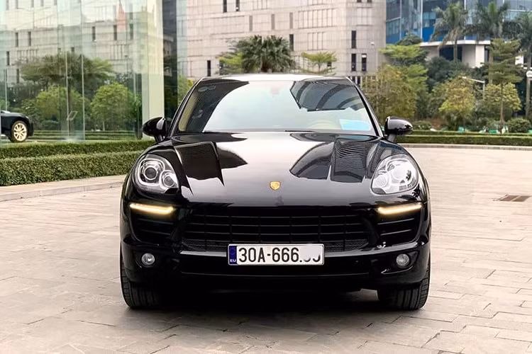 Về ngoại hình, mẫu xe sang Porsche Macan 2014 có thiết kế thể thao mạnh mẽ, sang trọng với những đường nét hiện đại tập trung vào tính lái năng động và bề rộng. Xe có thông số như 4.699mm dài, 1.923mm rộng và 1.624mm cao, ngắn hơn 146mm, hẹp hơn 16mm và thấp hơn 82mm so với “đàn anh” Cayenne.