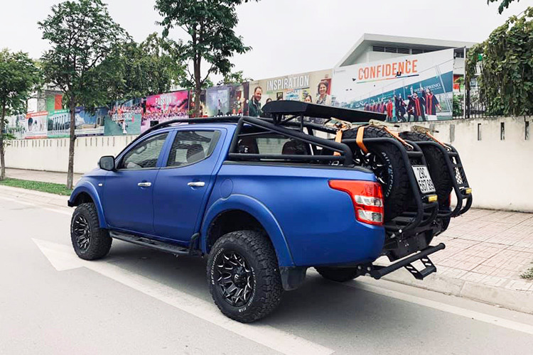 &#x8;Ngoài ra, chiếc Mitsubishi Triton cũ này còn được trang bị mâm hợp kim thể thao màu đen 17inch, đi kèm lốp xe địa hình và vòm bánh xe mở rộng. Một số chi tiết nhỏ cũng được sơn đen, nhằm tăng diện mạo hầm hố và cá tính, như: thanh chằng đồ trên nóc, hệ thống lốp dự phòng...