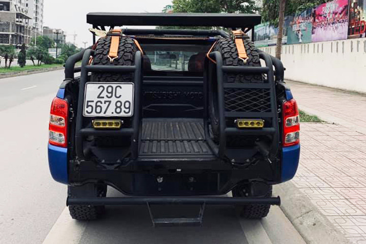 Tiêu hao nhiên liệu của chiếc bán tải này cũng được đánh giá là vừa phải, xe có thể tiêu hao khoảng 8,3L/100km ở đường hỗn hợp. Một số hệ thống an toàn cơ bản của xe như: chống bó cứng phanh (ABS), phân phối phanh điện tử (EBD), khóa cửa tự động và khóa trẻ em, túi khí đôi ở hàng ghế trước, khóa cửa từ xa...