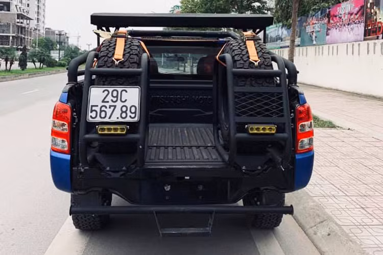 Tiêu hao nhiên liệu của chiếc bán tải này cũng được đánh giá là vừa phải, xe có thể tiêu hao khoảng 8,3L/100km ở đường hỗn hợp. Một số hệ thống an toàn cơ bản của xe như: chống bó cứng phanh (ABS), phân phối phanh điện tử (EBD), khóa cửa tự động và khóa trẻ em, túi khí đôi ở hàng ghế trước, khóa cửa từ xa...