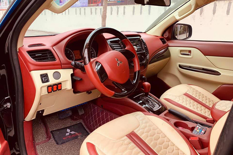 Về trang bị, Triton 2015 ở phiên bản 2 cầu AT có điều hòa tự động 2 vùng, phiên bản 1 cầu MT chỉ có điều hòa tự động 1 vùng phía trước. Xe được trang bị đèn nội thất ở cả hàng ghế phía trước và sau, hệ thống âm thanh giải trí cũng đã được chủ nhân độ lại tiện dụng hơn...