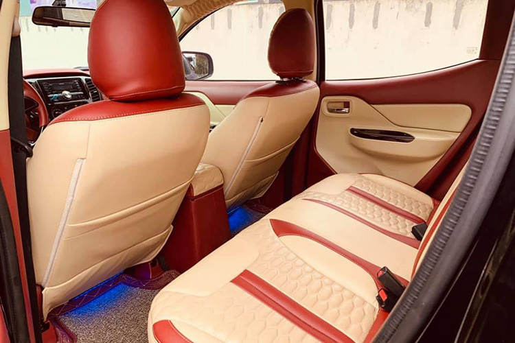 Chiếc Mitsubishi Triton đời cũ này là phiên bản 4x2AT sử dụng động cơ dung tích 2.5L, kết hợp cùng hộp số tự động 5 cấp cho ra công suất tối đa 181 mã lực tại tua máy 3.500 vòng/phút và momen cực đại 430 Nm.