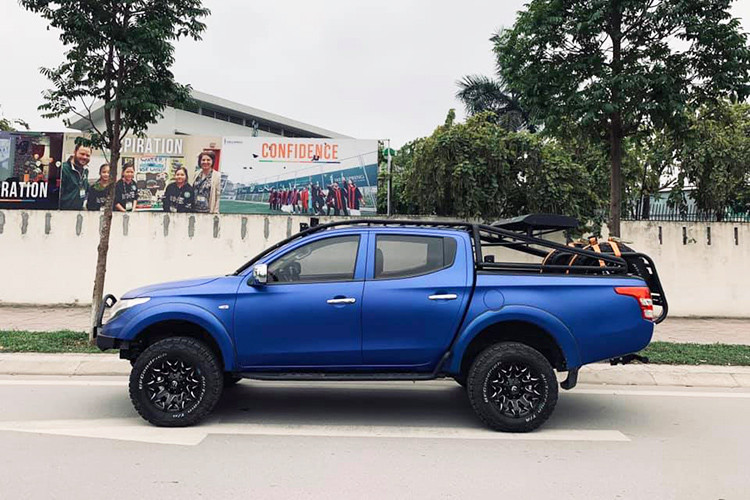 Về ngoại thất, chiếc Mitsubishi Triton biển khủng này cũng đã được chủ nhân làm mới lại khá kì công. Các chi tiết của xe đã được bổ sung cản trước, đèn chiếu sáng, lốp xe nguyên bản cũng đã được thay thế.