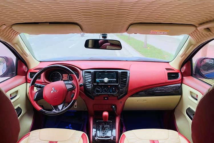 Khoang nội thất được trang bị ghế lái bọc da lộn sang trọng, tựa đầu ghế và các chi tiết bên treong được bọc da hai mầu đỏ và ghi sáng, vô lăng 3 chấu được bọc lại da, ungf các chi tiết được làm mới khá ấn tượng...