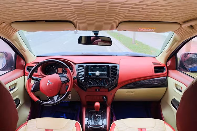 Khoang nội thất được trang bị ghế lái bọc da lộn sang trọng, tựa đầu ghế và các chi tiết bên treong được bọc da hai mầu đỏ và ghi sáng, vô lăng 3 chấu được bọc lại da, ungf các chi tiết được làm mới khá ấn tượng...