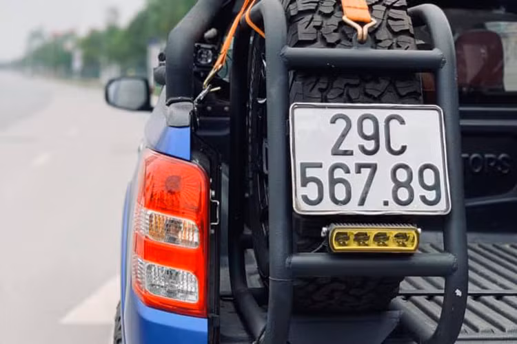 Phần đầu xe được thay đổi với phần cản xe hầm hố, đi kèm các thanh ngang mạ crôm sáng, tích hợp thêm cặp đèn LED dạng thanh ngang nhằm tăng cường độ sáng, đặc biệt còn có bộ tời điện giúp xe tự thoát lầy. Phía sau xe là cụm đèn hậu chia tầng, viền nhựa bao bọc trên nền màu đen tuyền, cản sau mở rộng.