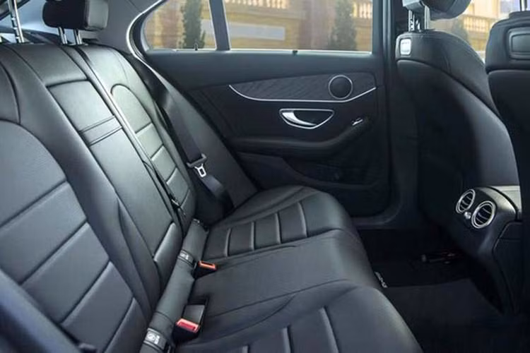 Chỉ cần xoay cụm điều khiển Dynamic Select trên Mercedes-Benz C-Class, người lái sẽ khám phá những tính cách khác biệt rõ nét với sự hỗ trợ thông minh từ EQ Boost, bao gồm Comfort, ECO, Sport, Sport+ và Individual.