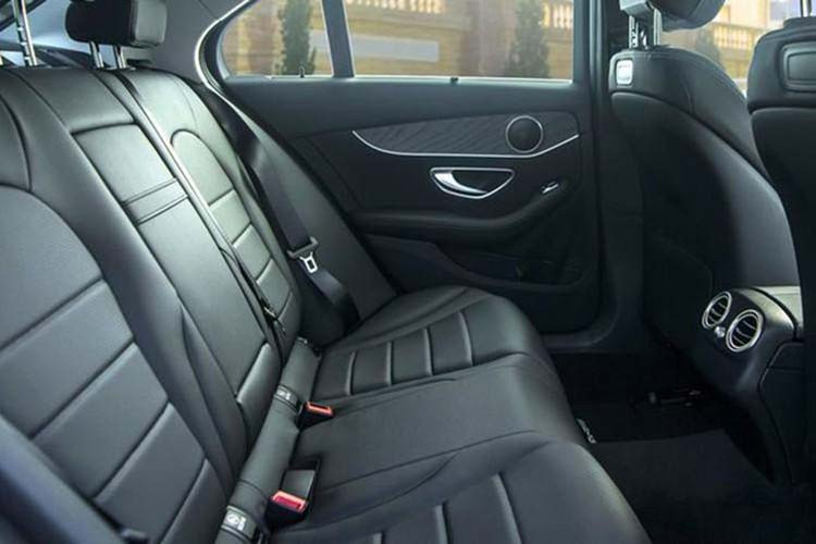 Chỉ cần xoay cụm điều khiển Dynamic Select trên Mercedes-Benz C-Class, người lái sẽ khám phá những tính cách khác biệt rõ nét với sự hỗ trợ thông minh từ EQ Boost, bao gồm Comfort, ECO, Sport, Sport+ và Individual.