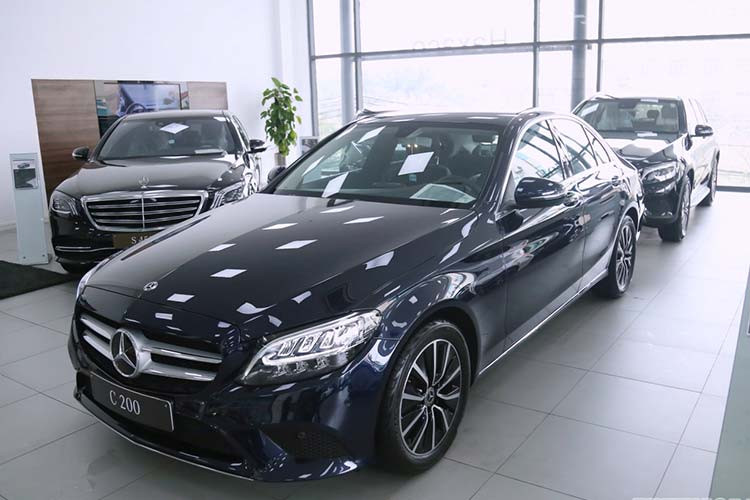 Hiện chưa rõ tiền đạo Nguyễn Tiến Linh đã bỏ ra bao nhiêu tiền để mua chiếc Mercedes-Benz C200 đời mới này. Chỉ biết rằng, giá xe Mercedes-Benz C200 chính hãng hiện đang được bán với mức giá 1.499 tỷ đồng.