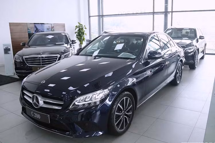Hiện chưa rõ tiền đạo Nguyễn Tiến Linh đã bỏ ra bao nhiêu tiền để mua chiếc Mercedes-Benz C200 đời mới này. Chỉ biết rằng, giá xe Mercedes-Benz C200 chính hãng hiện đang được bán với mức giá 1.499 tỷ đồng.
