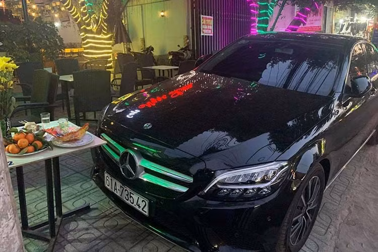 Nâng cấp lớn nhất trên Mercedes-Benz C-Class 2019 tại Việt Nam chính là việc lần đầu trang bị hệ thống hybrid EQ Boost. Hệ thống này bao gồm 1 máy phát điện kiêm bộ đề 48V và bộ pin 48V. Máy phát 48V kết nối trực tiếp với động cơ thông qua dây đai truyền động, còn bộ pin 48V đặt phía sau và cấp điện cho các tiện ích sử dụng điện 12V trên xe thông qua bộ chuyển đổi nguồn điện.