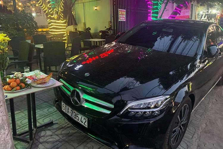 Nâng cấp lớn nhất trên Mercedes-Benz C-Class 2019 tại Việt Nam chính là việc lần đầu trang bị hệ thống hybrid EQ Boost. Hệ thống này bao gồm 1 máy phát điện kiêm bộ đề 48V và bộ pin 48V. Máy phát 48V kết nối trực tiếp với động cơ thông qua dây đai truyền động, còn bộ pin 48V đặt phía sau và cấp điện cho các tiện ích sử dụng điện 12V trên xe thông qua bộ chuyển đổi nguồn điện.
