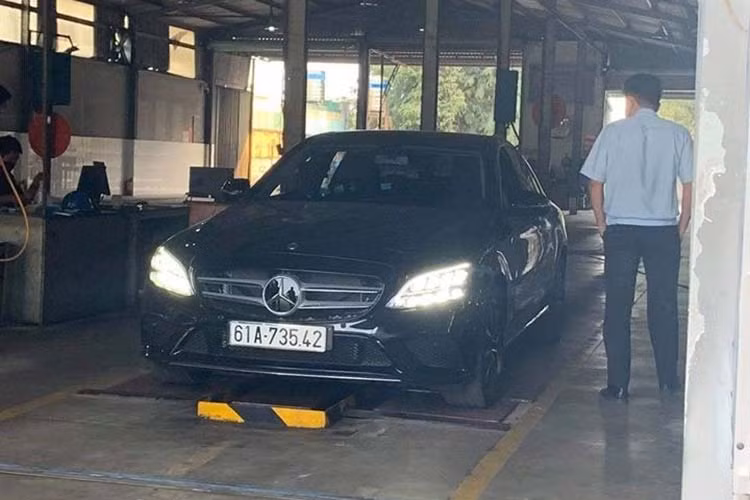 Thông tin ban đầu cho biết, Nguyễn Tiến Linh mua chiếc Mercedes-Benz C200 đời mới từ một công ty nhập khẩu tư nhân và mang biển số 61A-735.42. Về ngoại hình, xe sở hữu đèn pha và hậu dạng LED, trên phiên bản cao cấp hơn là Mercedes-Benz C200 Exclusive, xe sẽ được trang bị đèn chiếu sáng Multibeam LED đầy ấn tượng.