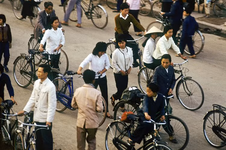 Thời đó, các con phố trung tâm luôn đông đúc, đầy đủ các chủng loại xe đạp xuất hiện trước các cửa hàng bách hoá. Tiếng chuông xe đạp cũng khá quen thuộc trên đường phố, nó như một bản nhạc giao hưởng của giao thông Hà Nội thời bấy giờ mà hiện chỉ còn trong ký ức.