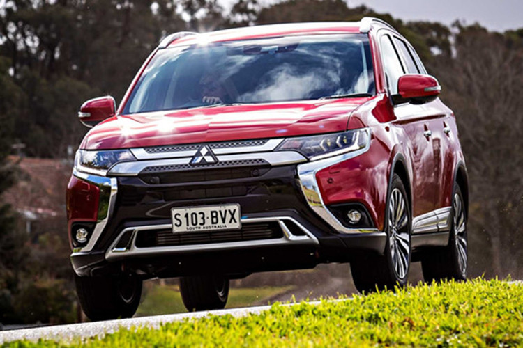 Ngoài ra, Mitsubishi Outlander phiên bản 2019 còn có phanh sau đường kính lớn hơn, nền tảng khung gầm cải tiến gia tăng độ cứng... hỗ trợ lái xe an toàn, xe vận hành linh hoạt và giảm tiếng ồn từ động cơ vào cabin.