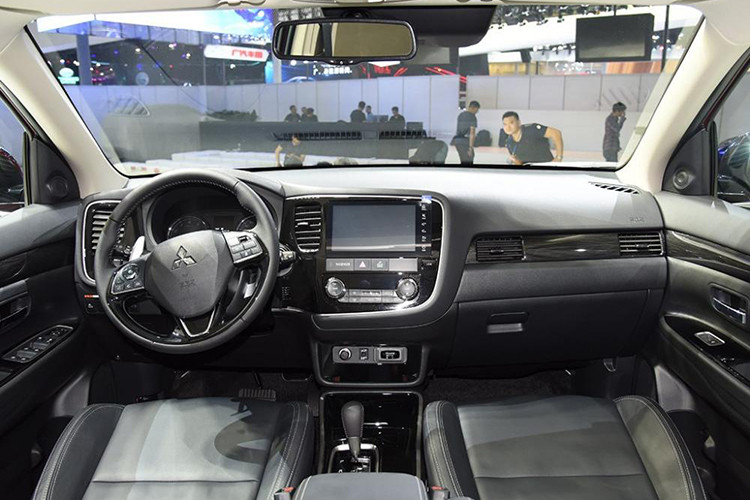 Bên trong khoang nội thất của Mitsubishi Outlander 2019 cũng có những thay đổi như: ghế bọc da kết hợp với chỉnh điện, cách âm tốt hơn, hệ thống thông tin giải trí kết với bộ kết nối Android Auto và Apple CarPlay tiêu chuẩn, ghế trước sưởi nhiệt và hệ thống khởi động bao gồm đèn, cần gạt nước, camera chiếu hậu đều hoạt sử dụng bằng nút nhấn Start/Stop.