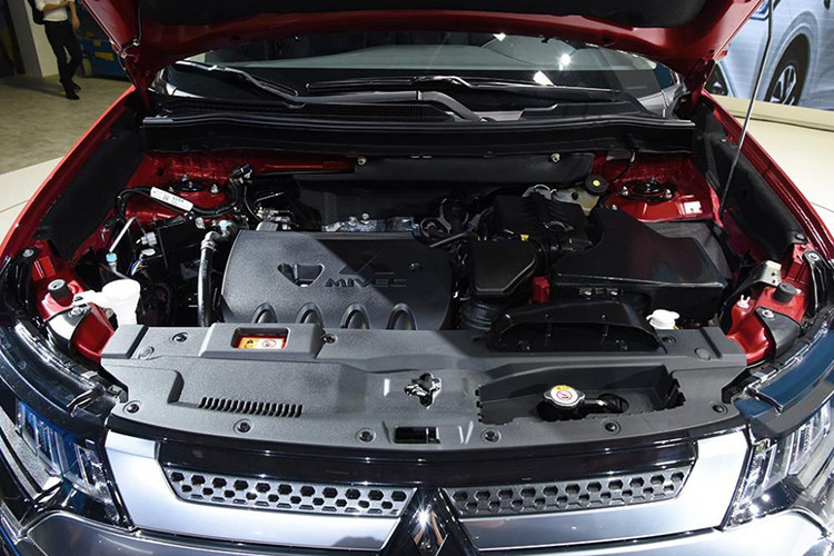 Về bộ phận động cơ, Mitsubishi Outlander 2019 tiếp tục được hãng xe Nhật Bản trang bị động cơ hút khí tự nhiên dung tích 2.4 lít mang tên 4J12, sản sinh tối đa 192 mã lực, và có khả năng ghép cặp với một hộp số vô cấp CVT, cộng thêm tùy chọn hệ dẫn động 4 bánh.