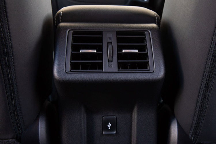 Bên cạnh đó, các miếng trang trí nội thất được cập nhất, hệ thống 4 cửa sổ tự động một lần chạm có công tắc phát sáng, ghế lái phụ phía trước có nút điều chỉnh 4 chiều, hệ thống ghế và ốp cửa bọc da, cùng với nút điều chỉnh giới hạn tốc độ trên vô lăng và xạc thiết bị di động hàng ghế sau...