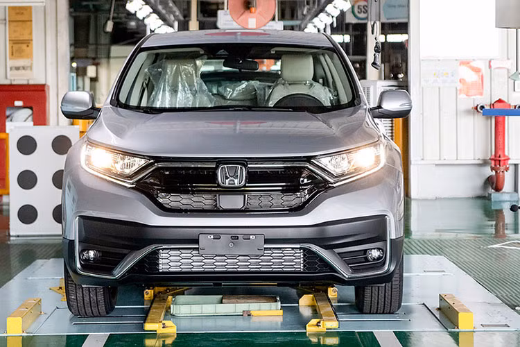 Nếu như doanh số Honda CR-V trong nhiều tháng trước đây đã bị Mazda CX-5 vượt mặt, thì tháng 12/2020 vừa qua chứng kiến sự bứt phá ngoan mục của mẫu xe này với doanh số 3.226 xe, tăng 155 % so với tháng trước. Dù lập doanh số bán theo tháng cao nhất từ đầu năm đến nay, tuy nhiên với doanh số cộng dồn đã có 11.365 xe bán ra, kém Mazda CX-5 438 xe khiến CR-V vẫn không vượt qua đối thủ để trở thành mẫu CUV bán chạy nhất trên thị trường.