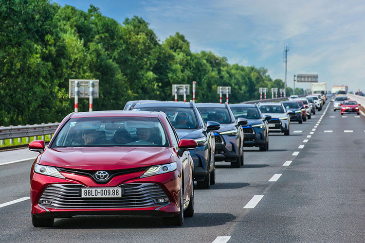 Trong đó, Toyota Vios giữ vững phong độ và dẫn đầu thị trường ôtô Việt Nam về doanh số, Hyundai Grand i10 chắc ngôi đầu phân khúc xe hạng A. Ngoài ra, sự vươn lên của một số mẫu xe đã đẩy Kia Seltos Và Toyota Corolla Cross ra khỏi top 10 xe ăn khách nhất.