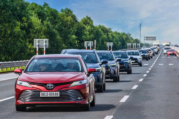 Trong đó, Toyota Vios giữ vững phong độ và dẫn đầu thị trường ôtô Việt Nam về doanh số, Hyundai Grand i10 chắc ngôi đầu phân khúc xe hạng A. Ngoài ra, sự vươn lên của một số mẫu xe đã đẩy Kia Seltos Và Toyota Corolla Cross ra khỏi top 10 xe ăn khách nhất.