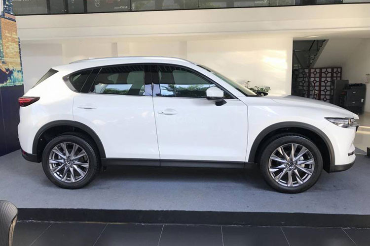 Doanh số CX-5 tăng trưởng mạnh mẽ trong giai đoạn cuối năm xuất phát từ các chương trình ưu đãi mạnh tay của Mazda Việt Nam . Giá niêm yết của Mazda CX-5 đang dao động từ 829 triệu đồng đến 1,049 tỷ đồng cho 6 phiên bản.