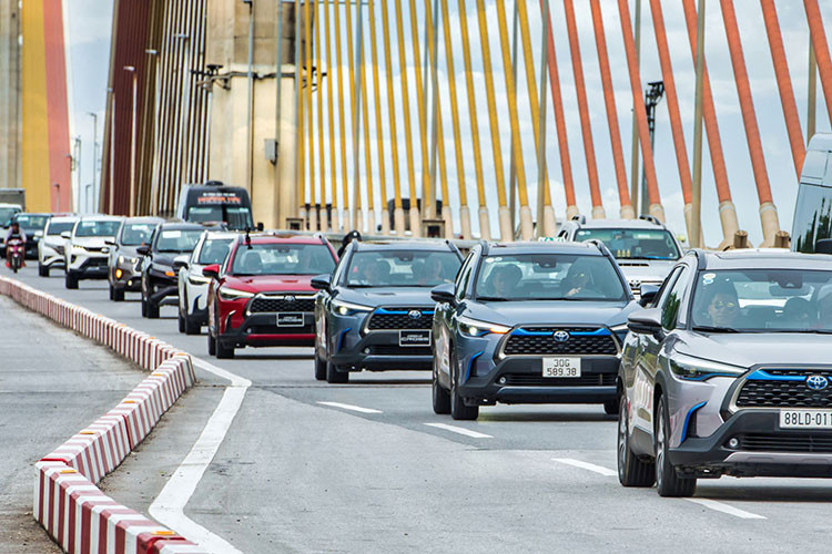 Tháng 12/2020 là tháng cuối cùng chính sách ưu đãi giảm 50% lệ phí trước bạ của Chính phủ dành cho xe sản xuất, lắp ráp trong nước sẽ hết hiệu lực. Chính vì vậy, nhu cầu mua xe chạy phí trước bạ có mức tăng trưởng mạnh, phả sức "nóng" nên thị trường ôtô trong tháng cuối năm. Vì vậy, top ôtô bán chạy nhất Việt Nam cũng có nhiều thay đổi.