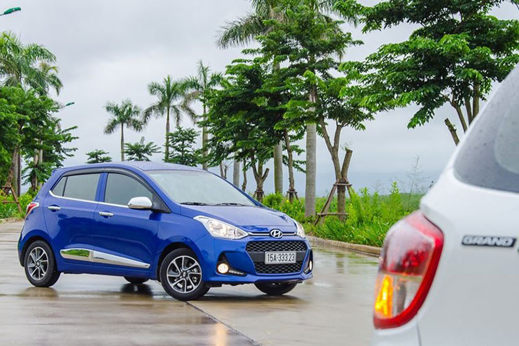 Trong tháng cuối năm, Hyundai Grand i10 có sự bứt phá mạnh mẽ vượt mặt VinFast Fadil vươn lên đứng vị trí thứ 5 trong Top 10 với doanh số. 2.916 xe và lấy lại ngôi vương phân khúc xe hạng A từ tay đối thủ. Tính tổng doanh số 12 tháng, Hyundai Grand i10 vẫn nhỉnh hơn với 17.569 xe được giao đến tay khách hàng.