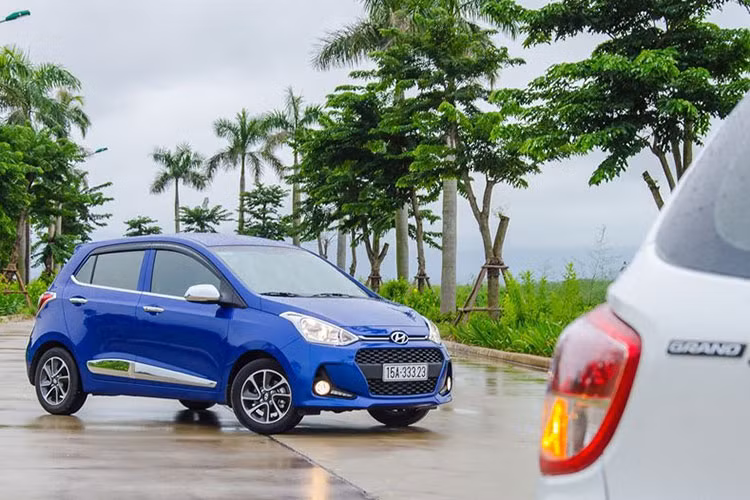 Trong tháng cuối năm, Hyundai Grand i10 có sự bứt phá mạnh mẽ vượt mặt VinFast Fadil vươn lên đứng vị trí thứ 5 trong Top 10 với doanh số. 2.916 xe và lấy lại ngôi vương phân khúc xe hạng A từ tay đối thủ. Tính tổng doanh số 12 tháng, Hyundai Grand i10 vẫn nhỉnh hơn với 17.569 xe được giao đến tay khách hàng.