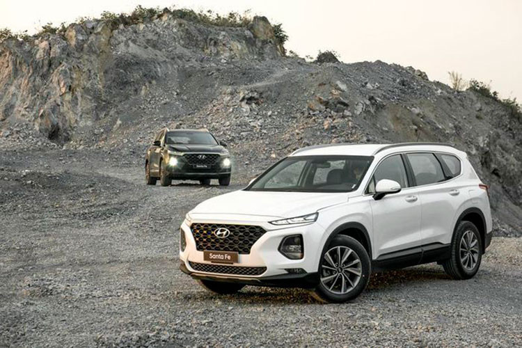 Mẫu SUV hàng đầu của hãng xe Hàn hiện nay là Hyundai SantaFe có mức tăng trưởng khá ấn tượng khi đạt 1.963 xe, tăng 30% so với tháng trước.Tính lũy kế từ đầu năm đến nay, Hyundai SantaFe có 11.425 xe bán ra thị trường và tăng 23% so với cùng kì năm ngoái.