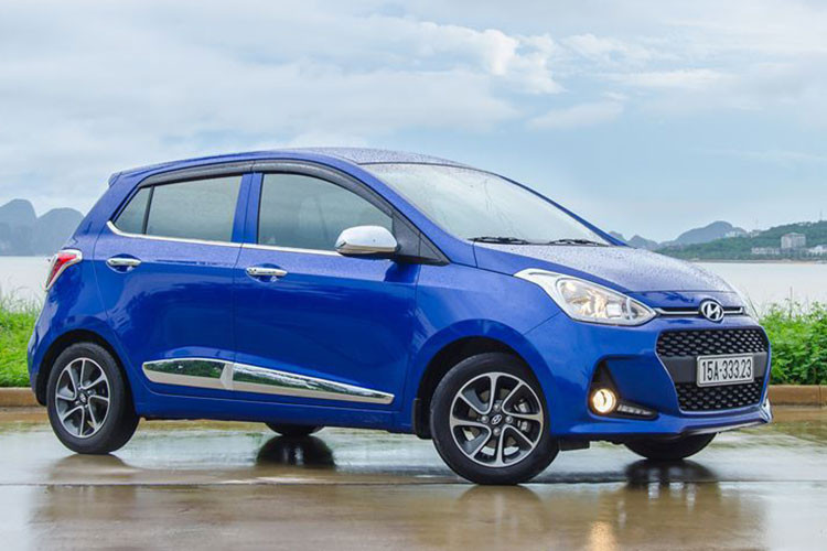 Với doanh số khá ấn tượng, Hyundai Grand i10 kết thúc năm 2020 với vị trí đầu tiên trong phân khúc xe cỡ nhỏ hạng A và đứng ở vị trí thứ 3 trong Top 10 xe bán chạy nhất năm 2020. Theo đó, Hyundai Grand i10 2020 đang bán ra với 2 biến thể là sedan và hatchback với giá từ 315-415 triệu đồng tương ứng với 6 phiên bản.