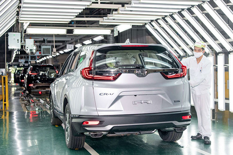 Thuộc diện được hưởng ưu đãi lệ phí trước bạ giảm 50% cho đến hết tháng 31/12/2020 này nhưng mẫu xe Honda CR-V cũng chịu sự cạnh tranh từ nhiều đối thủ cùng phân khúc như Mazda CX-5, Hyundai Tucson, Mitsubishi Outlander… Chính vì vậy trong thời gian qua giá xe Honda tung ra nhiều chương trình ưu đãi hấp dẫn cho mẫu xe CR-V với mức khuyến mại cao nhất gần 100 triệu đồng.