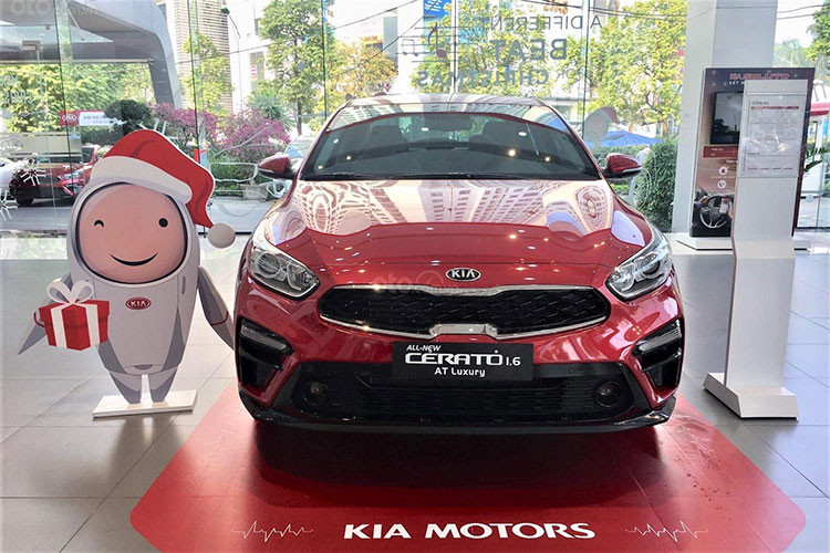 Với doanh số 1.810 xe tăng 83 xe so với tháng 11, giúp cho Kia Cerato tiếp tục góp mặt trong top 10 xe bán chạy cũng như dẫn đầu phân khúc sedan hạng C. Doanh số cộng dồn của Cerato đang là 12.069 xe. Theo đó Cerato đang mở bán với 4 phiên bản và có giá 529-670 triệu đồng.