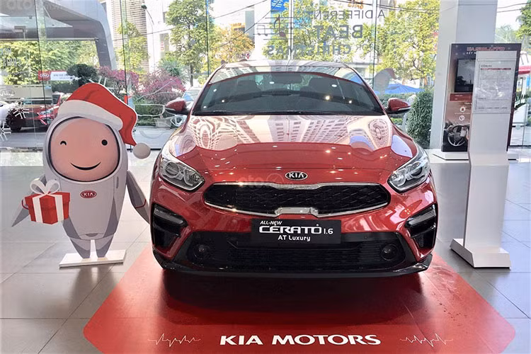 Với doanh số 1.810 xe tăng 83 xe so với tháng 11, giúp cho Kia Cerato tiếp tục góp mặt trong top 10 xe bán chạy cũng như dẫn đầu phân khúc sedan hạng C. Doanh số cộng dồn của Cerato đang là 12.069 xe. Theo đó Cerato đang mở bán với 4 phiên bản và có giá 529-670 triệu đồng.