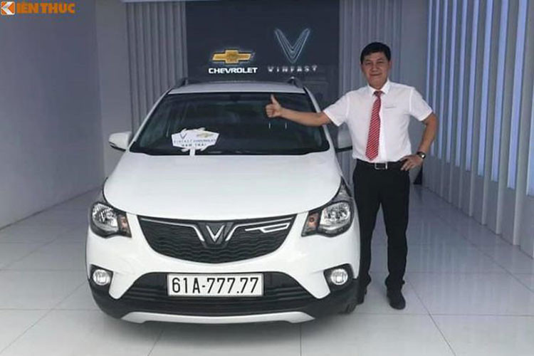 Với 2.472 xe bán ra trong tháng 12, giảm gần 400 xe so với tháng trước, kết quả này khiến cho mẫu xe Fadil tụt 4 bậc so với tháng trước. Từ khi công bố doanh số đến nay ( tháng 5 - 12/2020) VinFast Fadil đạt 17.045 xe, chỉ kém Grand i10 565 xe. Chính vì lượng người mua Fadil tăng đột biến trong những tháng cuối năm dẫn tới tình trạng khan hàng khi không có xe giao ngay. Đó cũng có thể là nguyên nhân ảnh hưởng tới doanh số của Fadil trong tháng cuối cùng năm 2020.