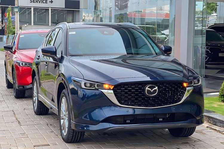 Trong tháng 10/2023, doanh số Mazda CX-5 tiếp tục tăng trưởng, đạt 2.195 xe. Với phong độ ổn định, mẫu xe này chẳng những giữ vững vị trí số 1 trong phân khúc SUV cỡ C mà còn thống lĩnh toàn thị trường. Kết quả này nâng doanh số cộng dồn trong 10 tháng đầu năm của Mazda CX-5 lên 13.031 xe. Nhờ đó, Mazda CX-5 nắm chắc trong tay ngôi vị "vua doanh số" của phân khúc SUV cỡ C của cả năm 2023.