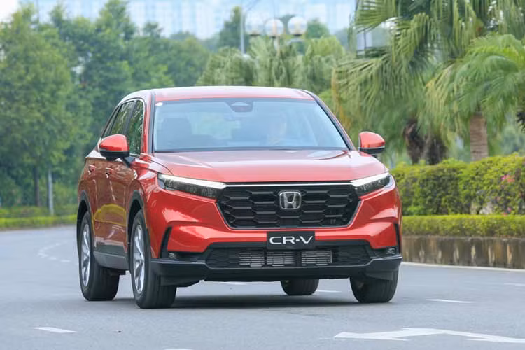Trong tháng 10/2023, Honda CR-V đã vuột mất vị trí thứ 2 trong phân khúc vào tay Hyundai Tucson do doanh số chỉ đạt 477 xe, giảm 34%. Điều này cũng không quá bất ngờ vì trong tháng 10 vừa qua, Honda CR-V bị hãng cắt hoàn toàn ưu đãi. Bên cạnh đó là tâm lý chờ thế hệ mới của Honda CR-V, ra mắt Việt Nam vào những ngày cuối tháng 10.