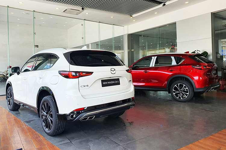 Không cần phải nói ai cũng biết bí quyết thành công của Mazda CX-5 chính là giá bán "hủy diệt", dao động từ 749 - 999 triệu đồng cho 7 phiên bản. Với giá bán này, mẫu xe nhà Mazda trở thành lựa chọn "quốc dân" của người Việt. Ngoài giá bán hấp dẫn nhất phân khúc, Mazda CX-5 còn sở hữu thiết kế ngoại thất khá đẹp mắt, trang bị tiện nghi và an toàn tương đối đầy đủ. 