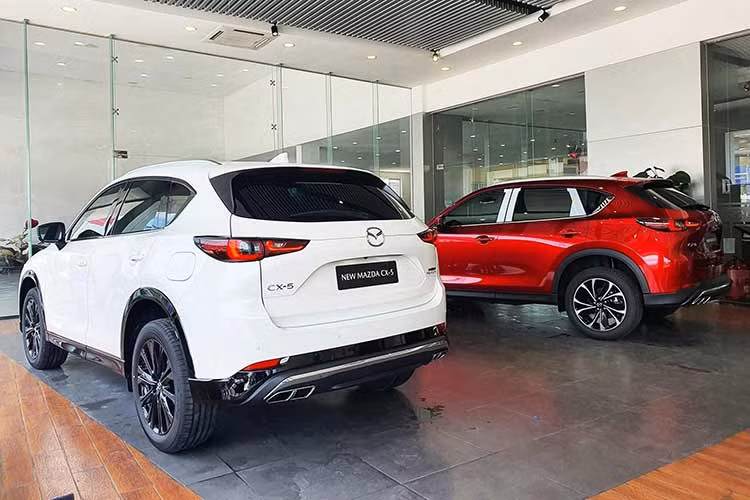 Không cần phải nói ai cũng biết bí quyết thành công của Mazda CX-5 chính là giá bán "hủy diệt", dao động từ 749 - 999 triệu đồng cho 7 phiên bản. Với giá bán này, mẫu xe nhà Mazda trở thành lựa chọn "quốc dân" của người Việt. Ngoài giá bán hấp dẫn nhất phân khúc, Mazda CX-5 còn sở hữu thiết kế ngoại thất khá đẹp mắt, trang bị tiện nghi và an toàn tương đối đầy đủ. 