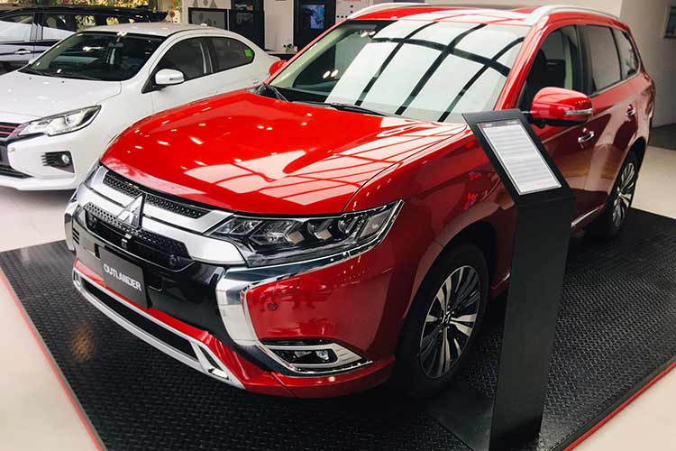 Trong tháng 10/2023, doanh số của Mitsubishi Outlander đã tăng 57,7% lên 254 xe. Tuy nhiên, điều này cũng không giúp mẫu xe Nhật Bản cải thiện nhiều về mặt thứ hạng trong phân khúc. Trong những năm qua, Mitsubishi Outlander chưa bao giờ là mẫu xe bán quá chạy tại Việt Nam. Một phần nguyên nhân là bởi mẫu xe này đã lâu không được thay đổi thiết kế hay trang bị.