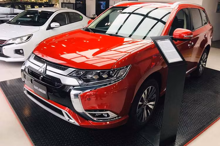 Trong tháng 10/2023, doanh số của Mitsubishi Outlander đã tăng 57,7% lên 254 xe. Tuy nhiên, điều này cũng không giúp mẫu xe Nhật Bản cải thiện nhiều về mặt thứ hạng trong phân khúc. Trong những năm qua, Mitsubishi Outlander chưa bao giờ là mẫu xe bán quá chạy tại Việt Nam. Một phần nguyên nhân là bởi mẫu xe này đã lâu không được thay đổi thiết kế hay trang bị.