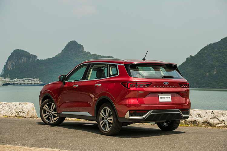 Trong tháng 11/2023, Ford Territory được ưu đãi 100% lệ phí trước bạ cho cả 3 phiên bản, tương đương giá trị từ 82 - 95 triệu đồng. Chương trình khuyến mãi chính hãng này có thể giúp mẫu xe nhà Ford cải thiện doanh số trong những tháng cuối năm. Ngoài giá bán cạnh tranh và yếu tố thương hiệu, Ford Territory còn có nội thất rộng rãi, trang bị tiện nghi cũng như an toàn không thua kém các đối thủ.