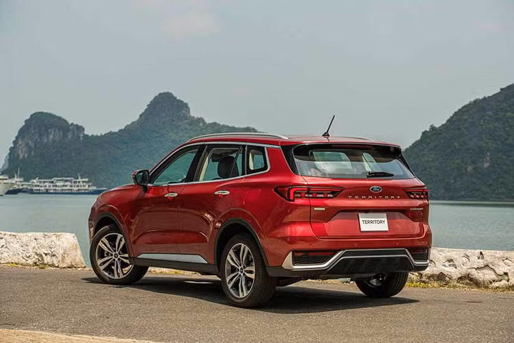 Trong tháng 11/2023, Ford Territory được ưu đãi 100% lệ phí trước bạ cho cả 3 phiên bản, tương đương giá trị từ 82 - 95 triệu đồng. Chương trình khuyến mãi chính hãng này có thể giúp mẫu xe nhà Ford cải thiện doanh số trong những tháng cuối năm. Ngoài giá bán cạnh tranh và yếu tố thương hiệu, Ford Territory còn có nội thất rộng rãi, trang bị tiện nghi cũng như an toàn không thua kém các đối thủ.