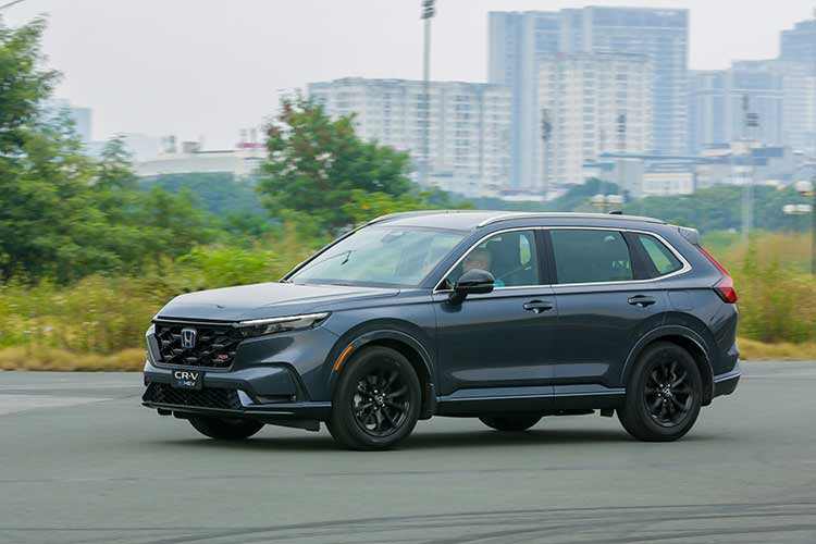Ở thế hệ mới, Honda CR-V tăng giá mạnh, dao động từ 1,109 - 1,3 tỷ đồng, đắt nhất phân khúc. Bù lại, xe được nâng cấp toàn diện từ thiết kế, trang bị cho đến động cơ gây chú ý là hệ truyền động hybrid. Honda CR-V 2024 ở Việt Nam có những trang bị đáng chú ý như đèn LED từ trước ra sau, vành hợp kim 18 inch, ghế lái chỉnh điện 8 hướng/nhớ 2 vị trí...
