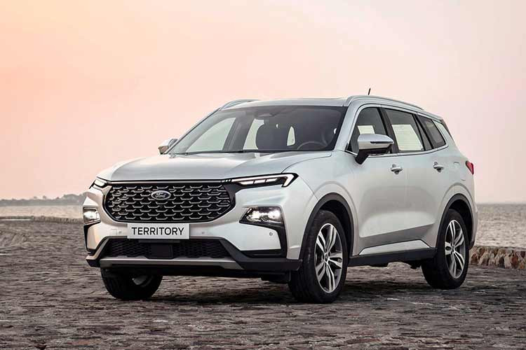 So với tháng 9/2023, doanh số của Ford Territory đã giảm 26,7% xuống còn 514 xe. Tuy nhiên, mẫu xe Mỹ này vẫn giữ được vị trí thứ 3 trong phân khúc. Trong tháng 10/2023, Ford Territory đã được giảm giá 50 triệu đồng ở bản tiêu chuẩn Trend 1.5 AT, 73 triệu đồng ở bản Titanium 1.5 AT và 65 triệu đồng ở bản Titanium X. Nhờ đó, giá bán của xe hạ xuống chỉ còn dao động từ 772 - 889 triệu đồng.