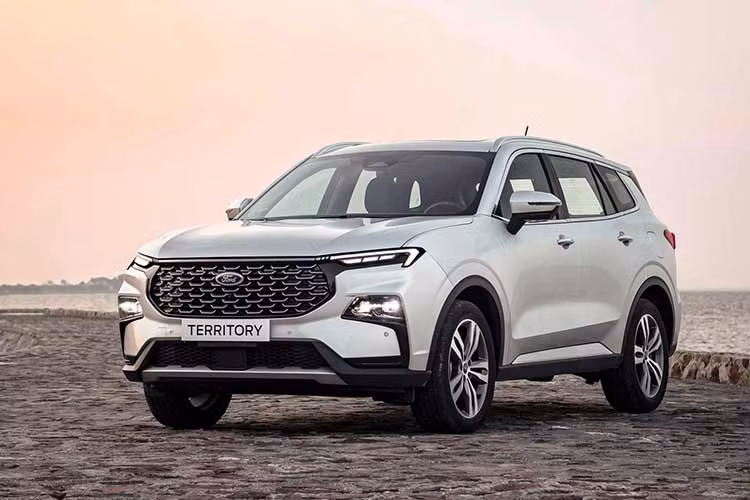 So với tháng 9/2023, doanh số của Ford Territory đã giảm 26,7% xuống còn 514 xe. Tuy nhiên, mẫu xe Mỹ này vẫn giữ được vị trí thứ 3 trong phân khúc. Trong tháng 10/2023, Ford Territory đã được giảm giá 50 triệu đồng ở bản tiêu chuẩn Trend 1.5 AT, 73 triệu đồng ở bản Titanium 1.5 AT và 65 triệu đồng ở bản Titanium X. Nhờ đó, giá bán của xe hạ xuống chỉ còn dao động từ 772 - 889 triệu đồng.