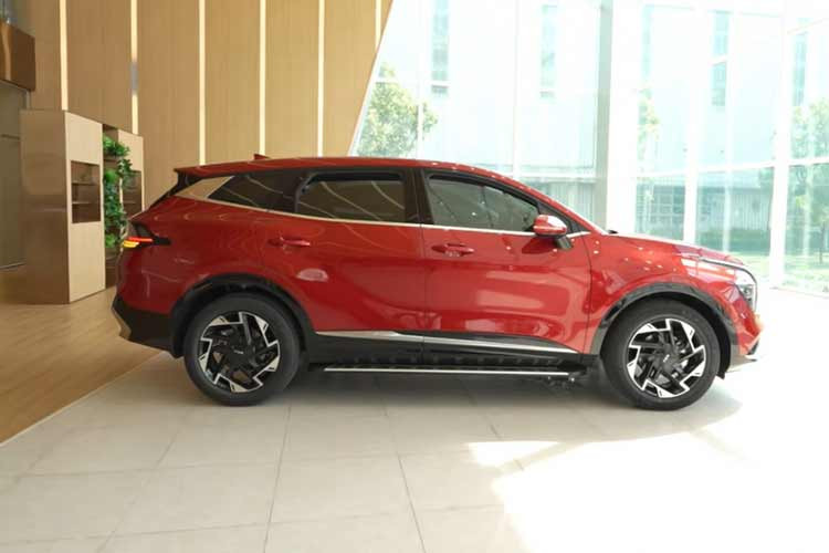 Xe sở hữu những trang bị tiện nghi như lẫy chuyển số thể thao sau vô lăng, màn hình cong tích hợp bảng đồng hồ kỹ thuật số và màn hình thông tin giải trí cùng có kích thước 12,3 inch, khởi động nút bấm, ghế chỉnh điện, sạc điện thoại không dây với quạt tản nhiệt, đèn nội thất Mood Light, khay để ly khu vực trung tâm có thể thay đổi kích thước,...